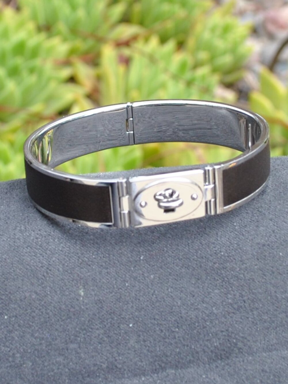 Fossil hinged bangle